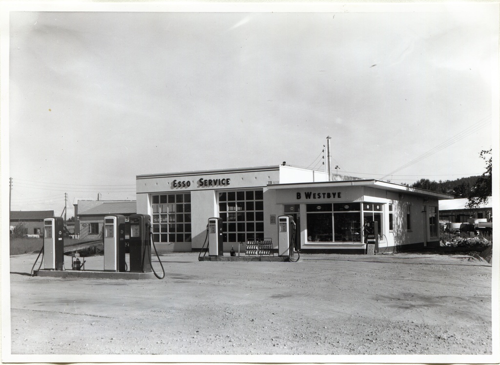 Bensinstasjon. Westbyes gas station, Lillestrøm. Åpnet 10.07.1958.