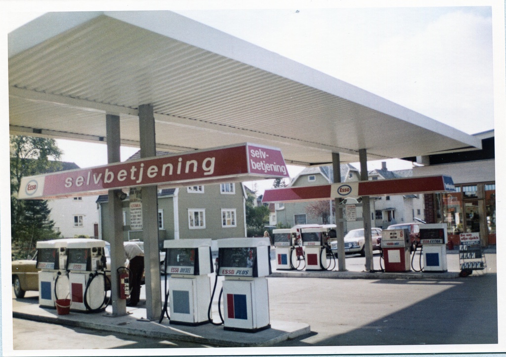 Bensinstasjon. Price Servicenter, Boganesveien, Stavanger. M-distrikt Vest, son 411 og 413.