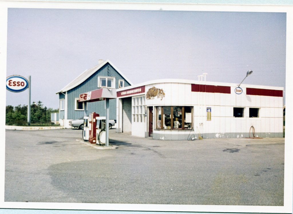 Bensinstasjon. Brusand Servicenter, Brusand. M-distrikt Vest, son 411 og 413.