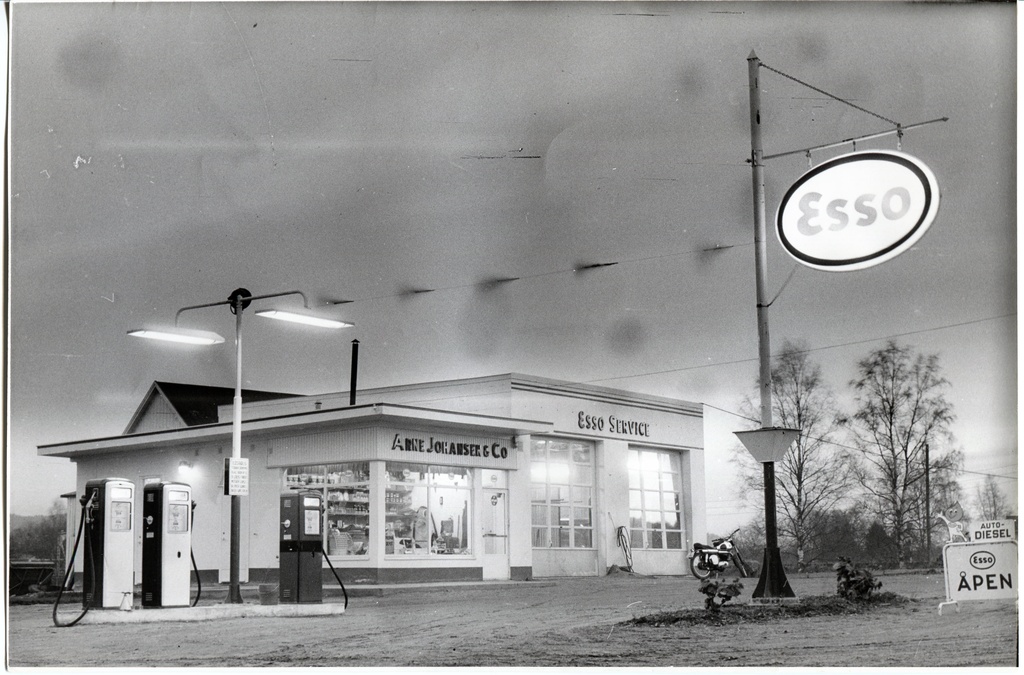 Bensinstasjon. Arne Johansen og Co., Skarnes. Bildetext: Åpnet 22.03.1958.
