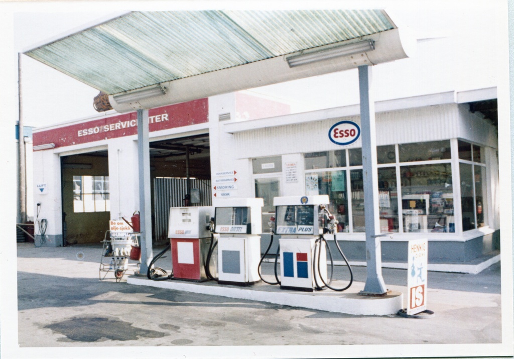 Bensinstasjon. H. Husbom og co. Stavanger. M-distrikt Vest, son 411 og 413.