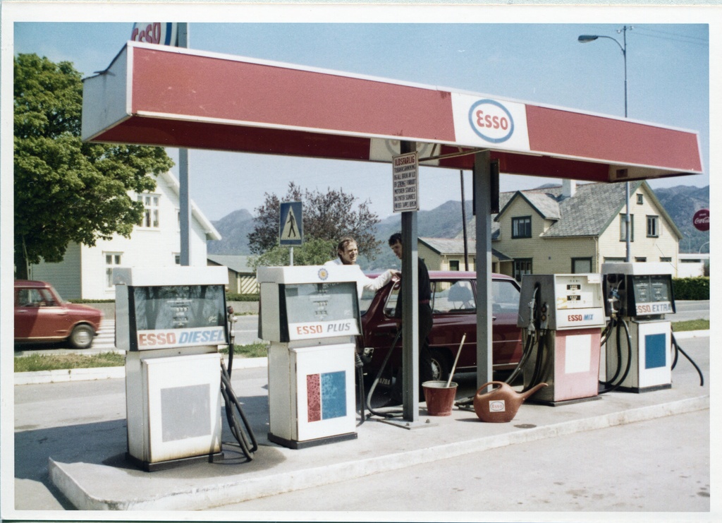 Bensinstasjon. Karsten Trones, Lura, Sandnes. M-distrikt Vest, son 411 og 413.