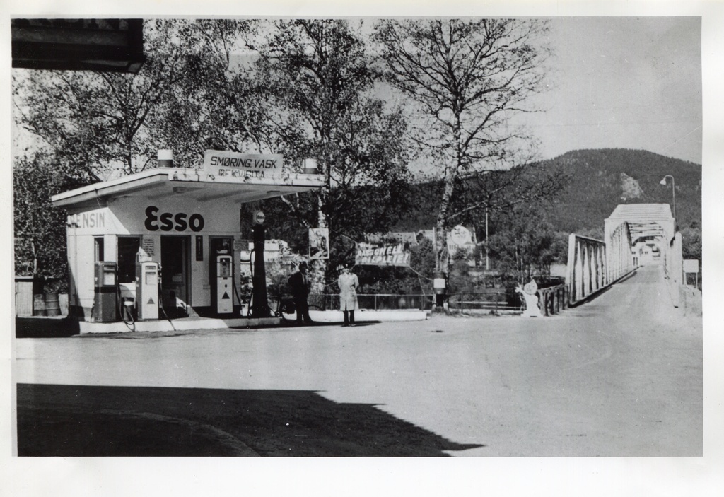 Bensinstasjon. Arne Johansen og Co., Skarnes.