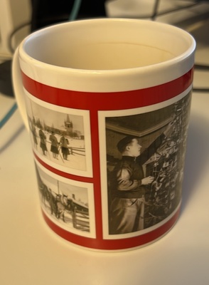 Koululaisia uimastadionin edustalla. rephoto