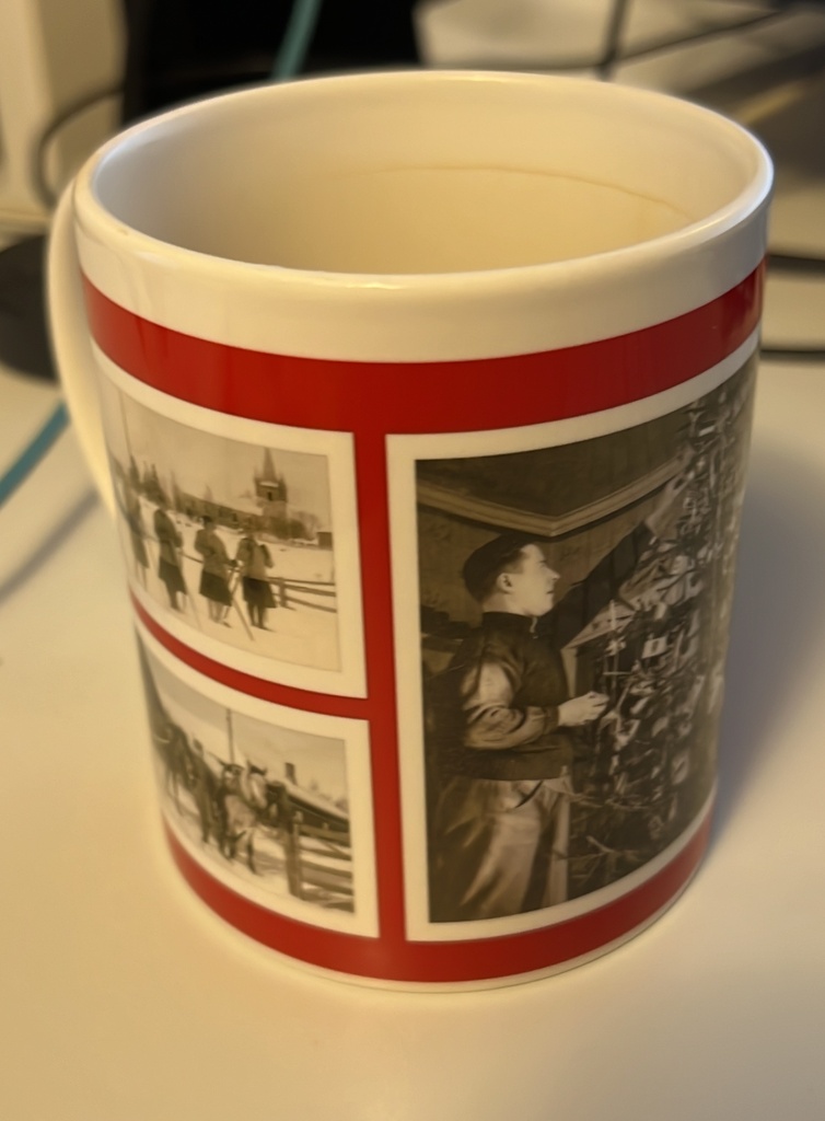 Koululaisia uimastadionin edustalla. rephoto