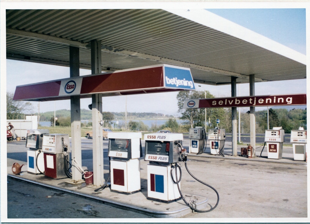 Bensinstasjon. Tjensvoll-krysset Servicenter, Stavanger. M-distrikt Vest, son 411 og 413.