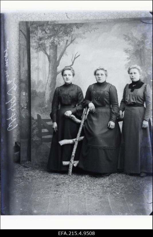 Kolm naist - õed Tammed, keskel Tamor [Tamur].