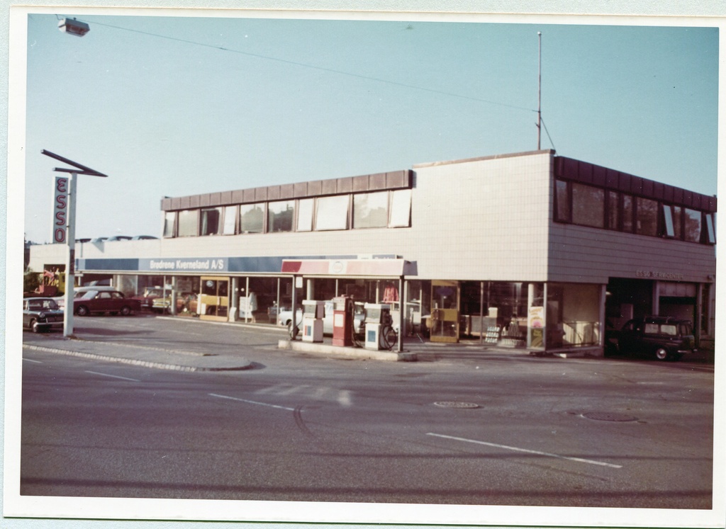 Bensinstasjon. Brødrene Kverneland, Stavanger. M-distrikt Vest, son 411 og 413.