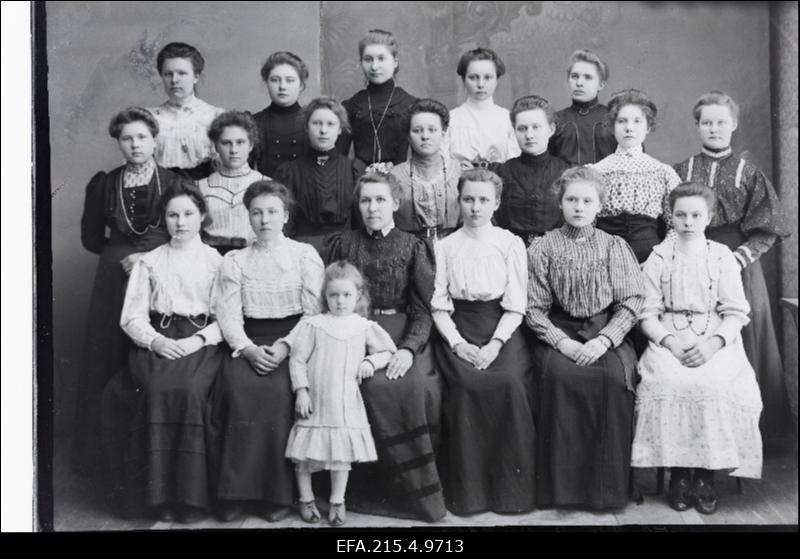 Grupp naisi ja tüdruk, (foto tellija Orik).