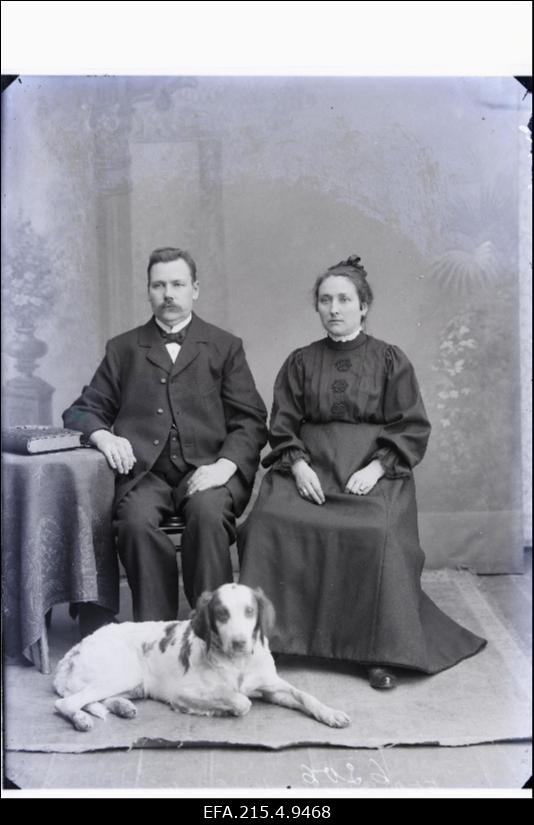 Abielupaar Päärson koeraga.