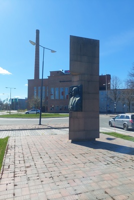 Riihimäen sähkölaitoksen edessä on asema-aukiolla sijaitseva sen perustajan, H.G.Paloheimon reliefi.
Kuva: Riihimäen kaupunginmuseo rephoto