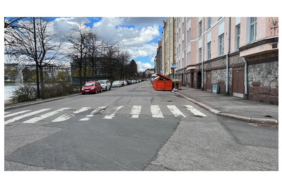 Säästöpankinranta 10. Katunäkymä Siltasaarenkärjen kulmasta koilliseen Säästöpankinrannan suuntaan. Vasemmalla Ympyrätalo Eläintarhantien laidalla. rephoto