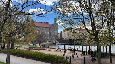 Säästöpankinranta 6 ja 8. Etualalla lasten leikkikenttä. rephoto