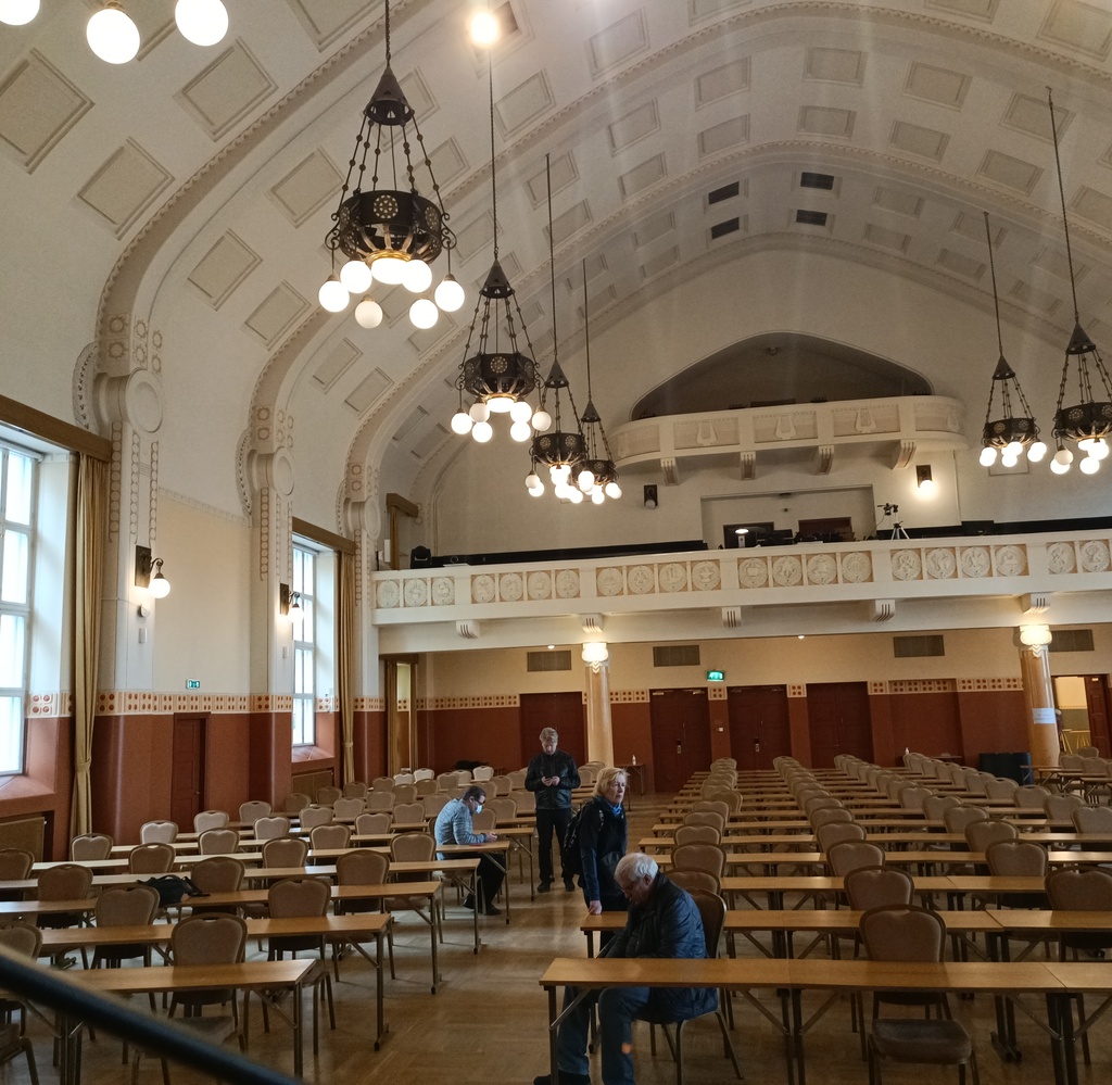 Pommituksissa tuhoutuneen Helsingin Työväentalon juhlasalin takaosa Helsingin valtauksen jälkeen huhtikuussa 1918, Säästöpankinranta 6. rephoto