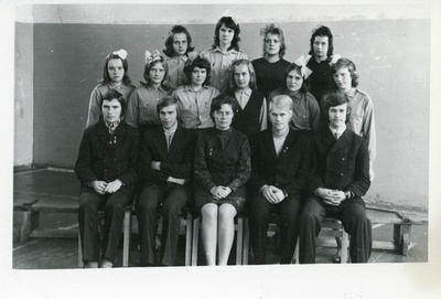 Iisaku kooli õpilased ja õpetaja Urve Rahnik  duplicate photo