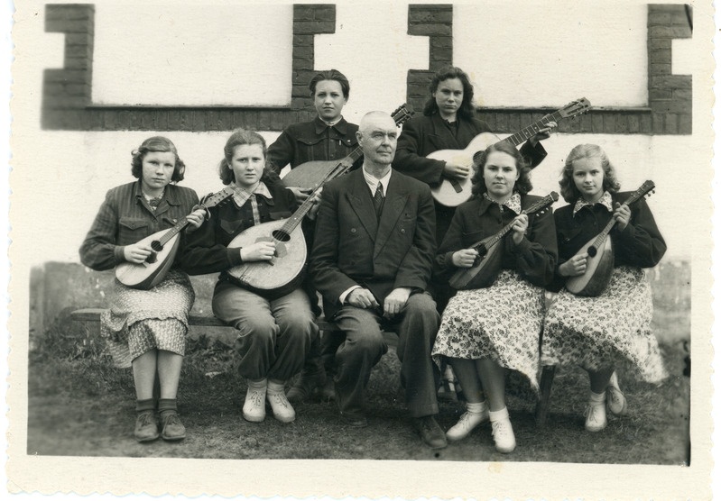 Iisaku kooli õpetajate ja õpilaste mandoliinide ansambel, juhatab kooli direktor Johannes Karri
