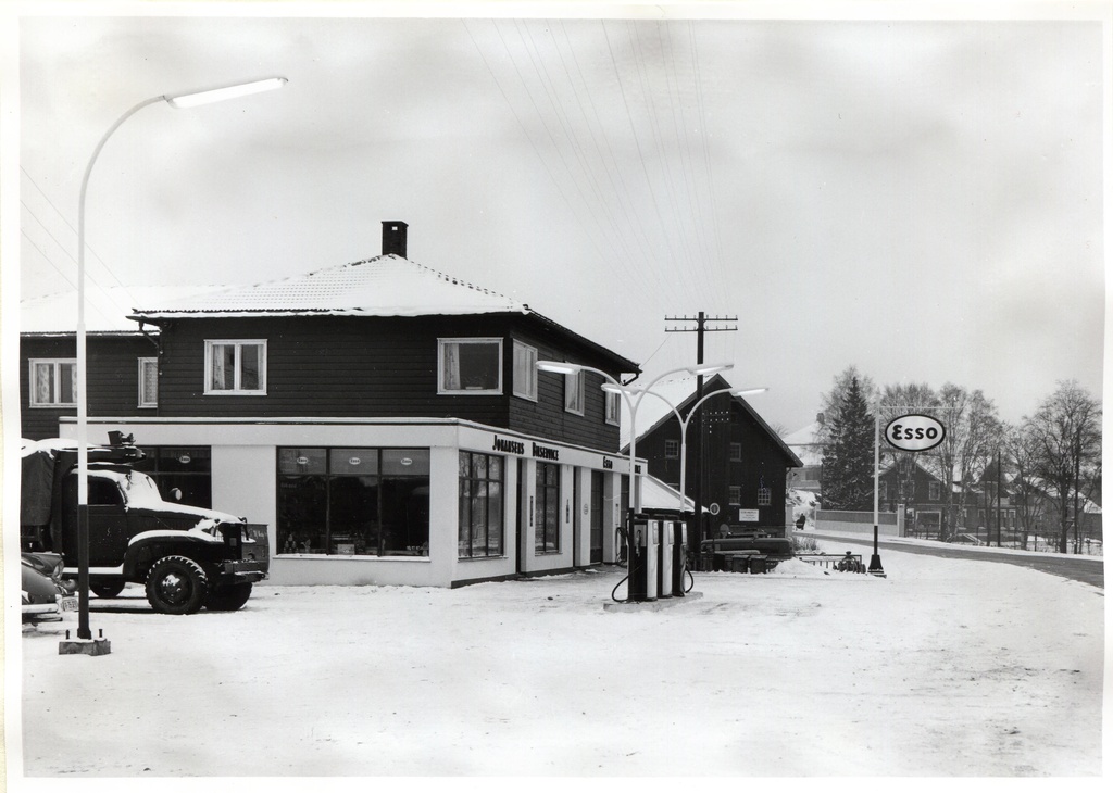 Bensinstasjon. Johansens Bilservice, Vestby. Picture text: Modernization ferdig summers in 1960.