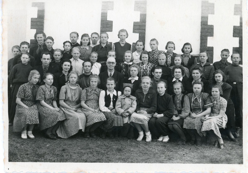 Iisaku kooliVI klass ja õpetajad, 1953.a