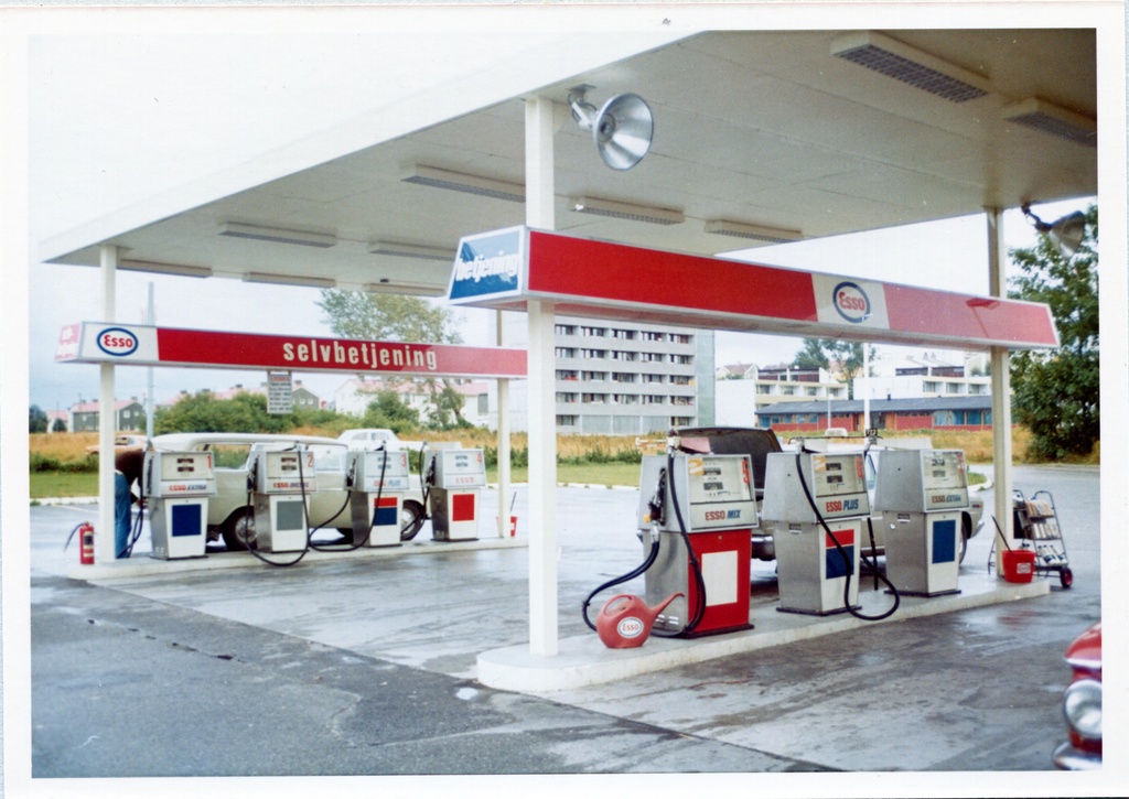 Bensinstasjon. Bekkefaret Servicenter, Fr. Nansensv. 56, Stavanger. M-distrikt Vest, son 411 og 413.