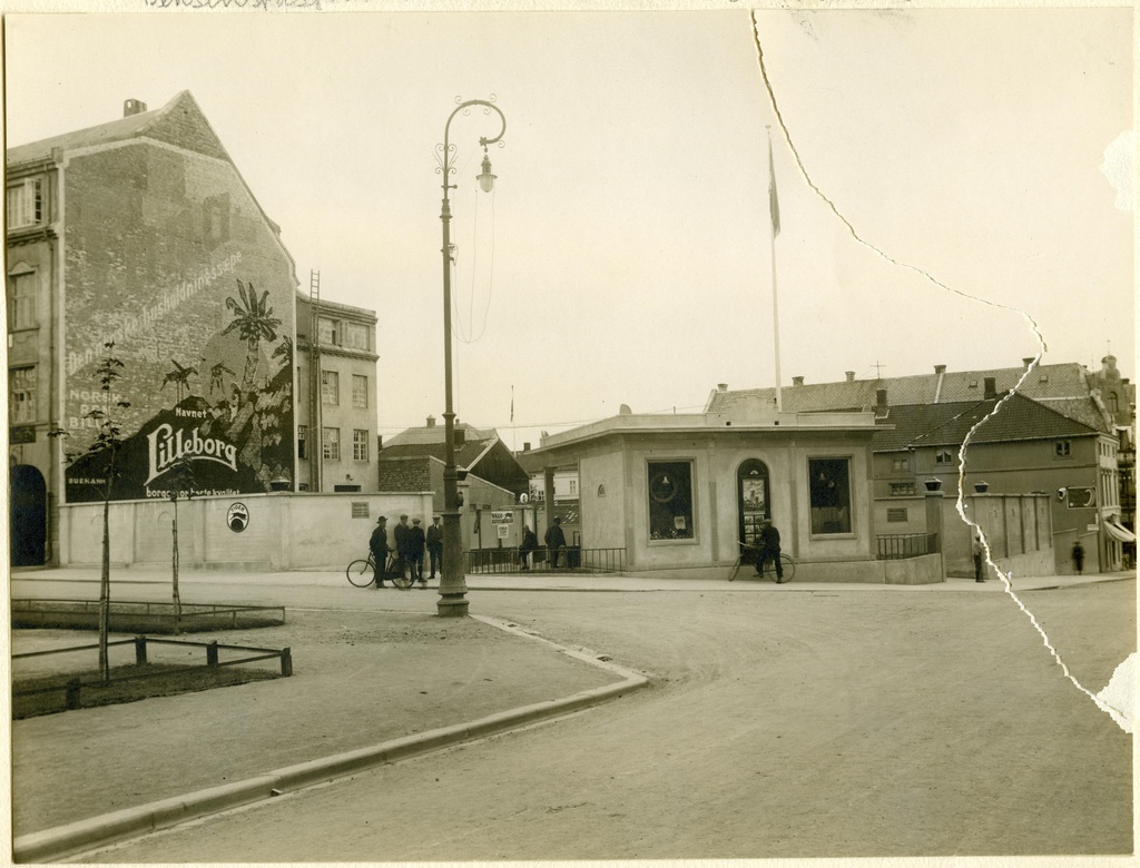 Hamar, gas station. Senior Astoria Hotel. (screens)