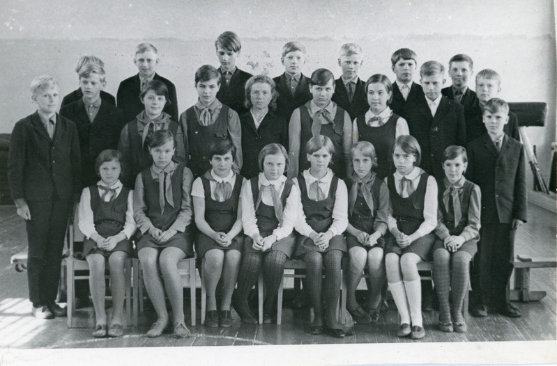 Iisaku kooli õpilased ja õpetaja Juta Rääsk, 1969.a
