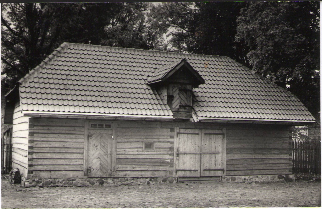 Foto. Vaade Dr. Fr. R. Kreutzwaldi Memoriaalmuuseumi (endisele) talli- ja laudahoonele. Võru, 1993.