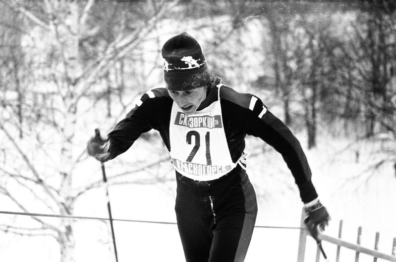 NSV Liidu naismurdmaasuusataja suusarajal