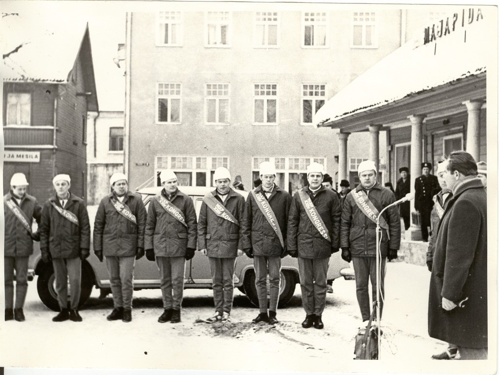 foto ja negatiiv, vabariigi tähesõitjad Paides 21.Juuli väljakul 7.03. 1971.a.