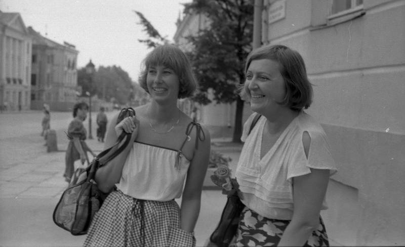 Negatiiv. III poistekooride laulupidu Tartus 1986. A. Nilsoni kogu. Kaks naist raekoja platsil.