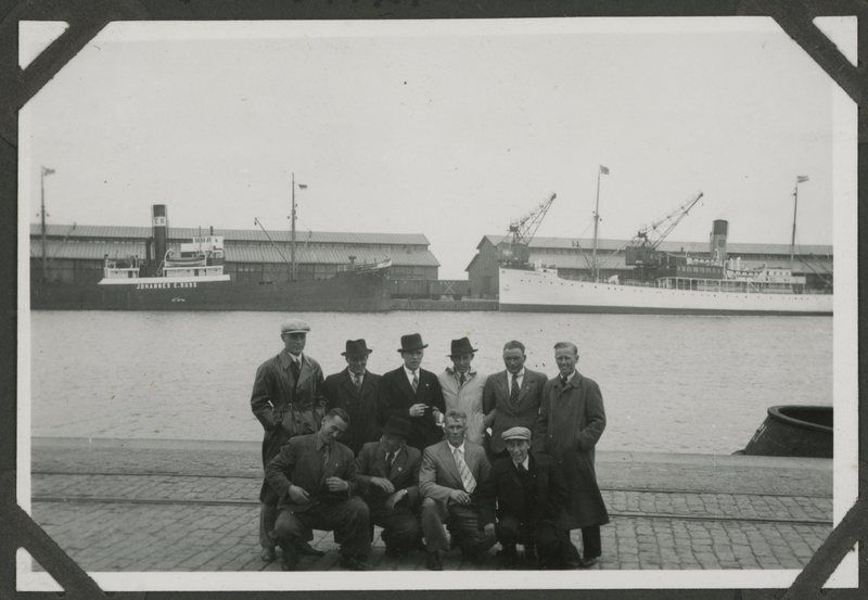 Eesti Töölisspordi Ühingu väljasõit maavõistlustele Soome, meeskona grupipilt Tallinna Sadamas