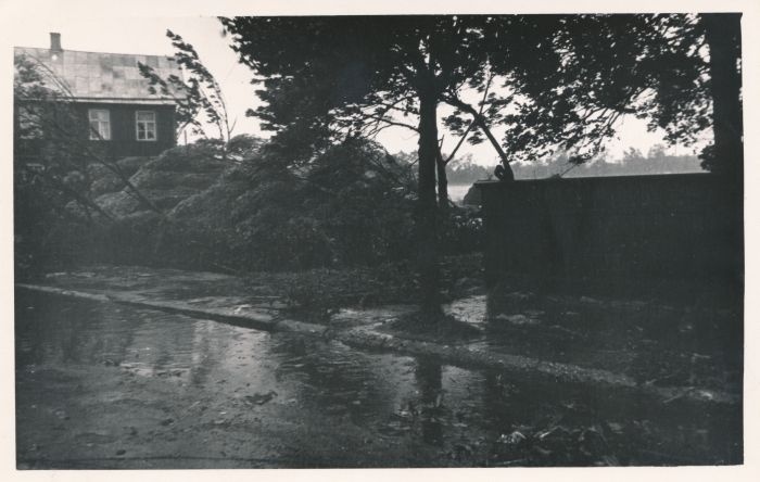 Foto. Vaade B. Laipmanni mälestussamba platsile ja ümbrusele Sadama tän. tormi ajal. 6. aug. 1967. Fotogr. R. Kalk.