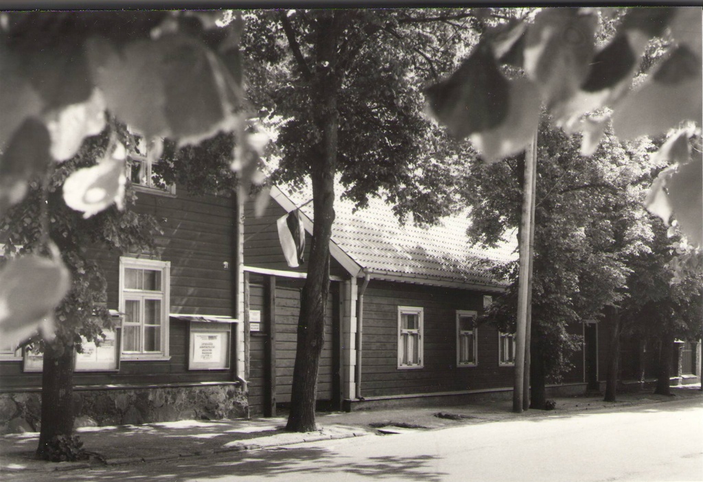 Foto. Dr. Fr. R. Kreutzwaldi Memoriaalmuuseumi tänavapoolne vaade. Võru, 1994.