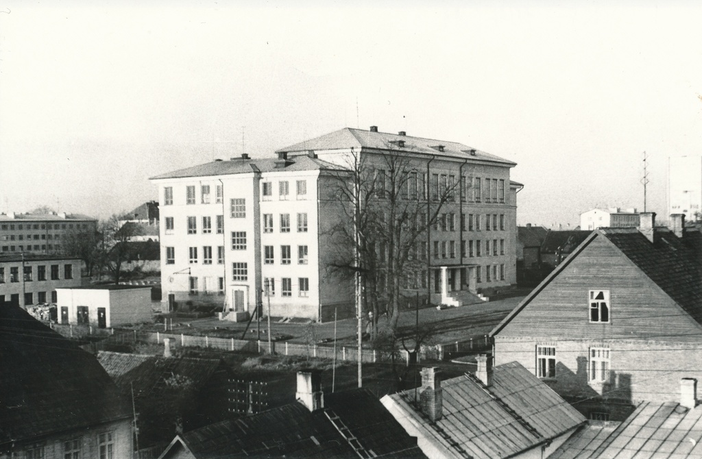 Foto. Vaade  Võru linnale Pioneeride tänava koolimajale 1964.a. septembris.