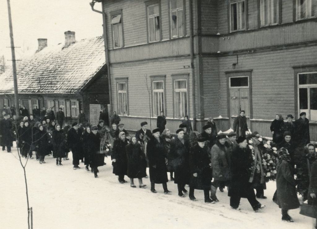 Foto. Sotsialistliku töö kangelase Karl Isaku matuserong möödub Lenini tänava koolimajast 8.jaanuaril 1955.a.