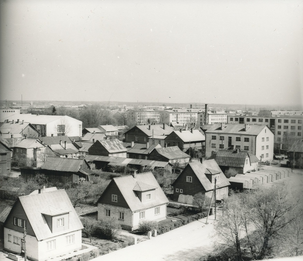 Foto.Võru. Vaade Vee tänavalt
kultuurimajale Kannel ja Petseri tänava 4-korruselistele hoonetele. 1977.a.