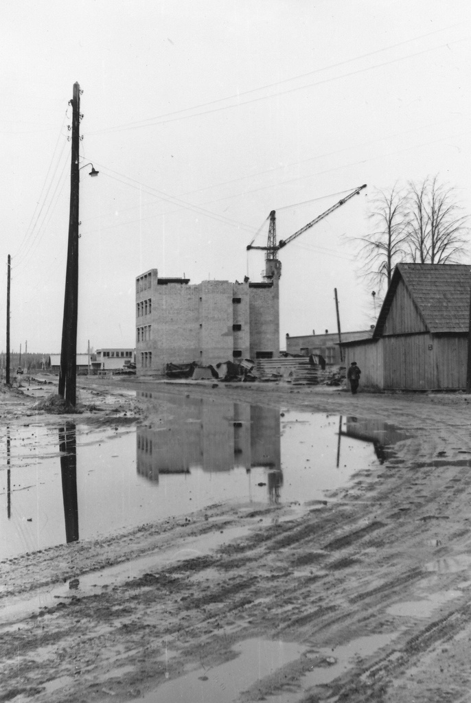 Foto. Vaade valmivale Piimatoodete Kombinaadi adminhoonele raudteejaama poolt 1968.a. Esiplaanil Pikk tänav