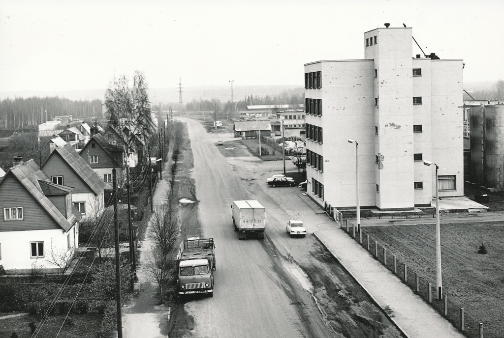 Foto. Võru vaade.Pikk tänav septembris 1977.a. esiplaanil paremal Võru Piimatoodete Kombinaat Pikk t. 33