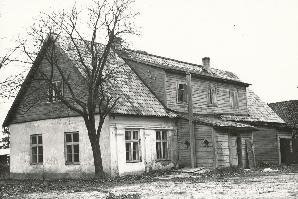 Foto. Võru. Koidula tänav 6 hoone õuel 1977.a. septembris.