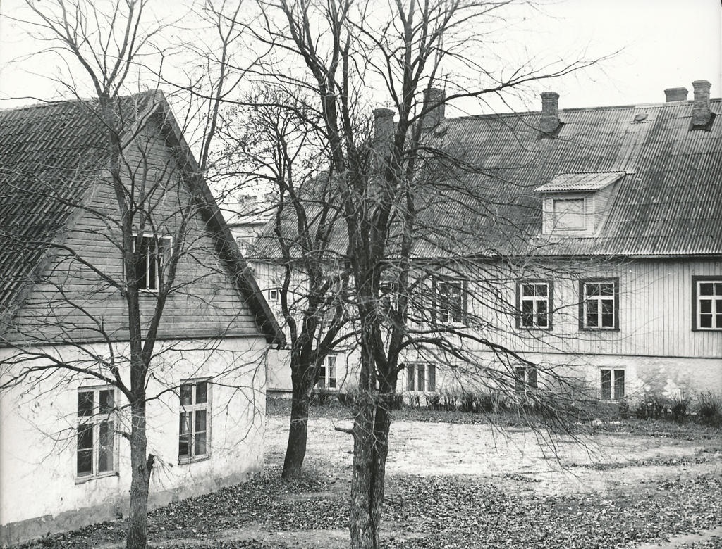 Foto. Võru. Koidula tänav 6 hoone, Võru Tööstustehnikumi endine ühiselamu septembris 1977.a. Vasakpoolne maja Võru mõisa kompleksis. Vaade õuelt.