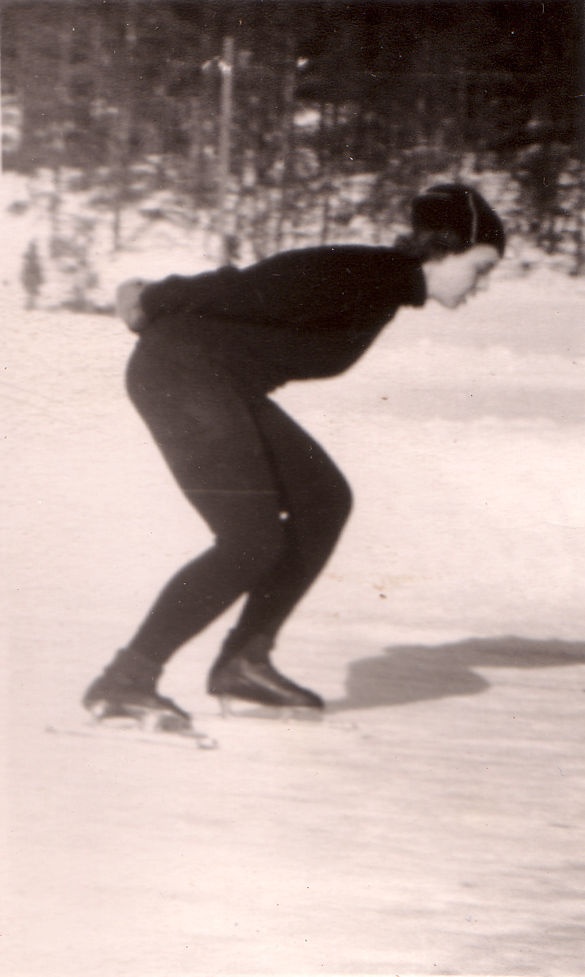 Naiskiiruisutaja jääl