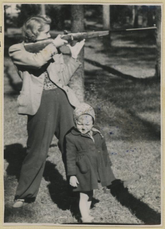 Milaine-Aurelie Kontkar laskmist harjutamas koos tütrega