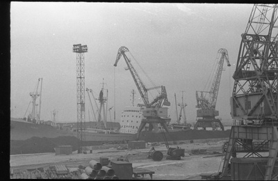 Kraanad sadamas  similar photo