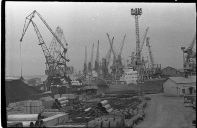 Kraanad sadamas.  similar photo