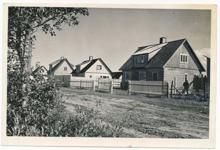 Foto. Uued eramud Hiiumaal Kärdlas Hiiu tänavas. 08.07.1955. Foto V. Gorbunov.
