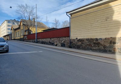 Hietalahdenkatu 1, 3. oikealla Kaartin lasaretin sotilassairaalamiljöötä. Vasemmalla nainen ja tyttö lastenvaunujen kanssa, oikealla mies ylittämässä tietä. rephoto