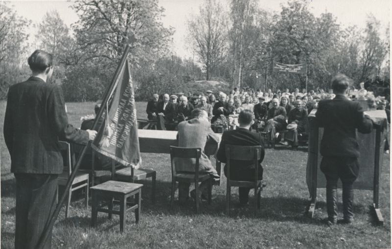 Foto. Rändpunalipu üleandmine Kassari kolhoosis. 1953. Foto V. Gorbunov.