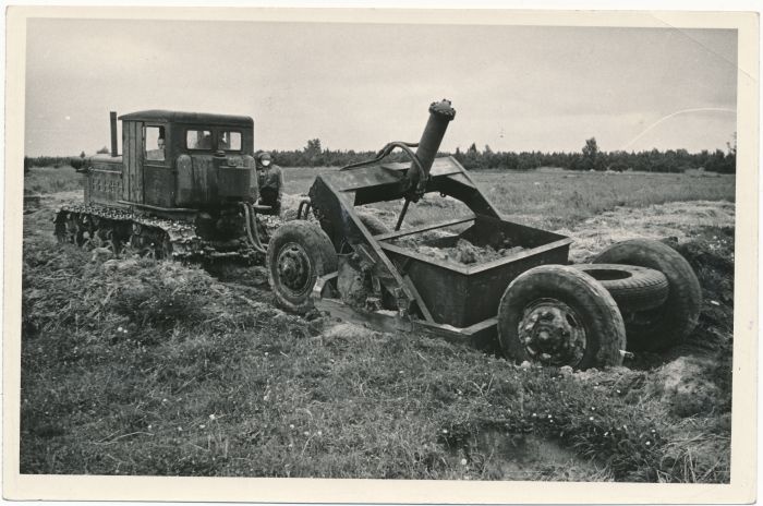 Foto. Hiiumaa masina-traktorijaama skreeper tööl Kassari kolhoosis. Fotogr. V. Gorbunov. 1955.