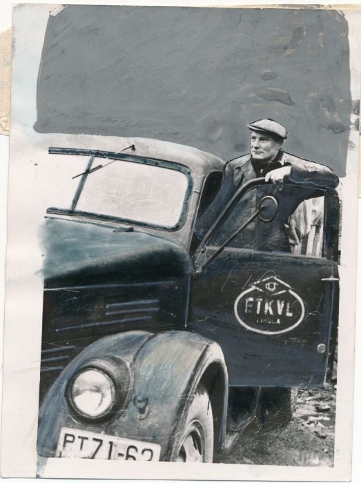 Foto. Lihula raj. Tarbijate Kooperatiivi eesrndlik autojuht. N. Ait. Foto: E. Kanter.