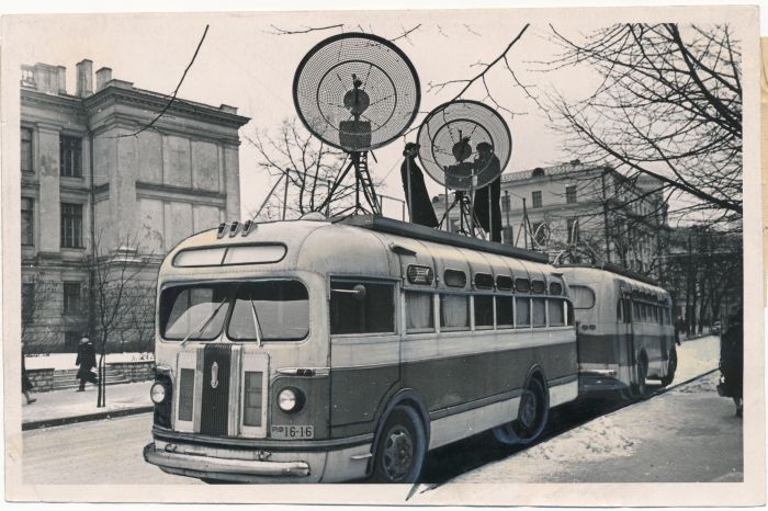 Foto. Tallinna Televisioonikeskuse töötajad saate alguse eel antenni püstitamas. 1957. Foto: E. Saar.