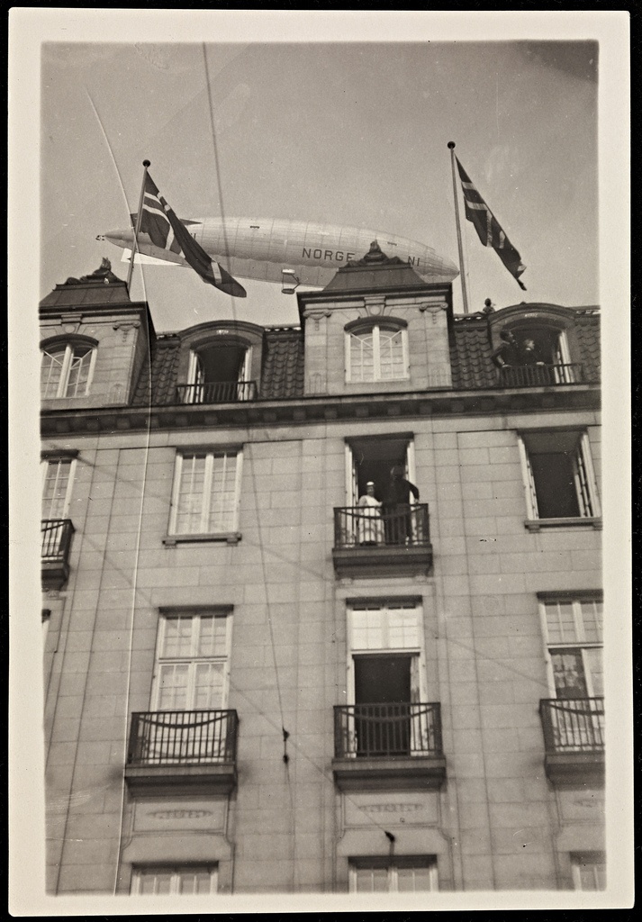 Luftskipet "Norge" over hustakene i Oslo, April 14, 1926